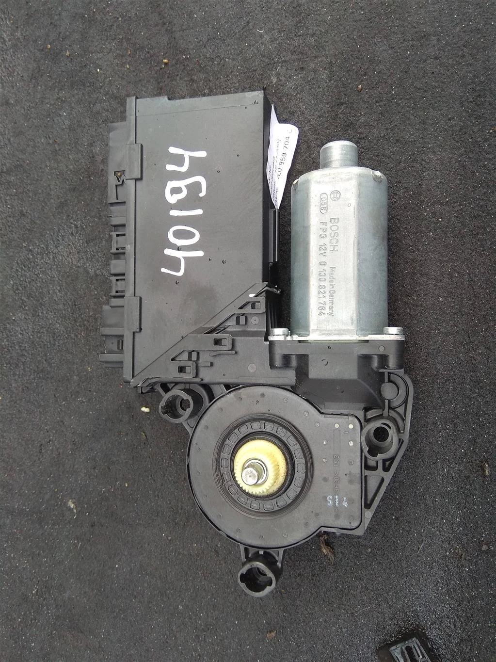 Моторчик стеклоподъемника задний правый 7L0959704