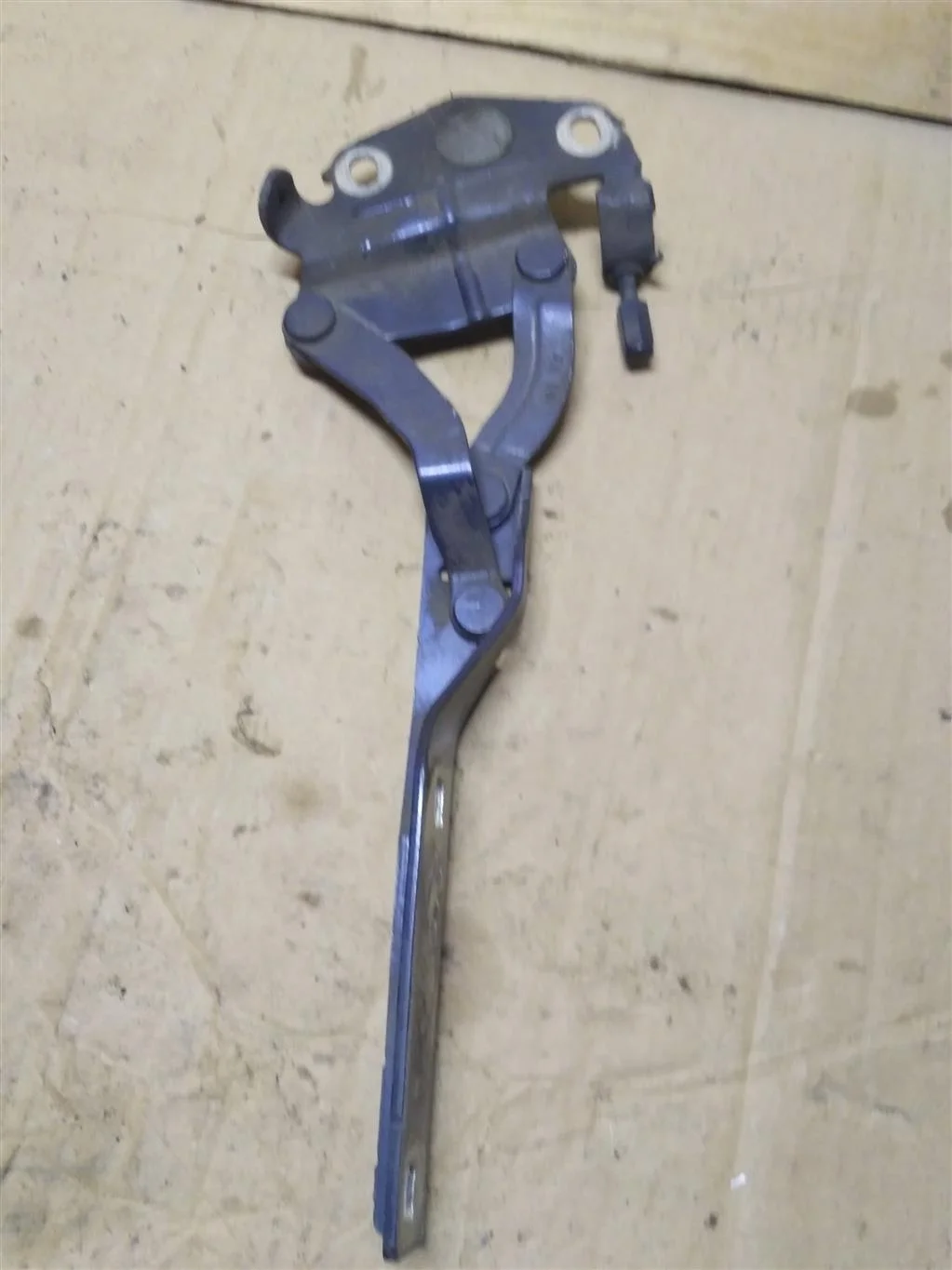 Петля капота левая 3AA823301  2.0 TDI Volkswagen