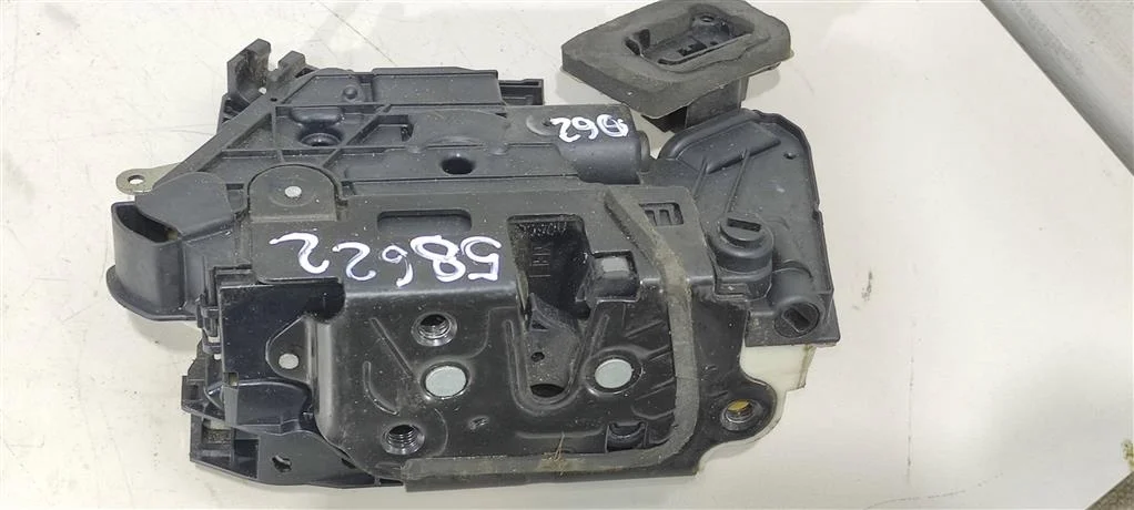 Замок двери задней правой 5K4839016G    Volkswagen