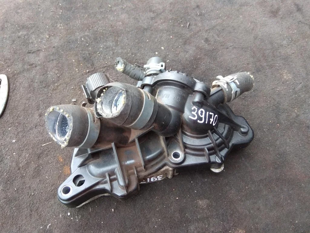 Корпус термостата 04E121121E  1.4 TSI Volkswagen