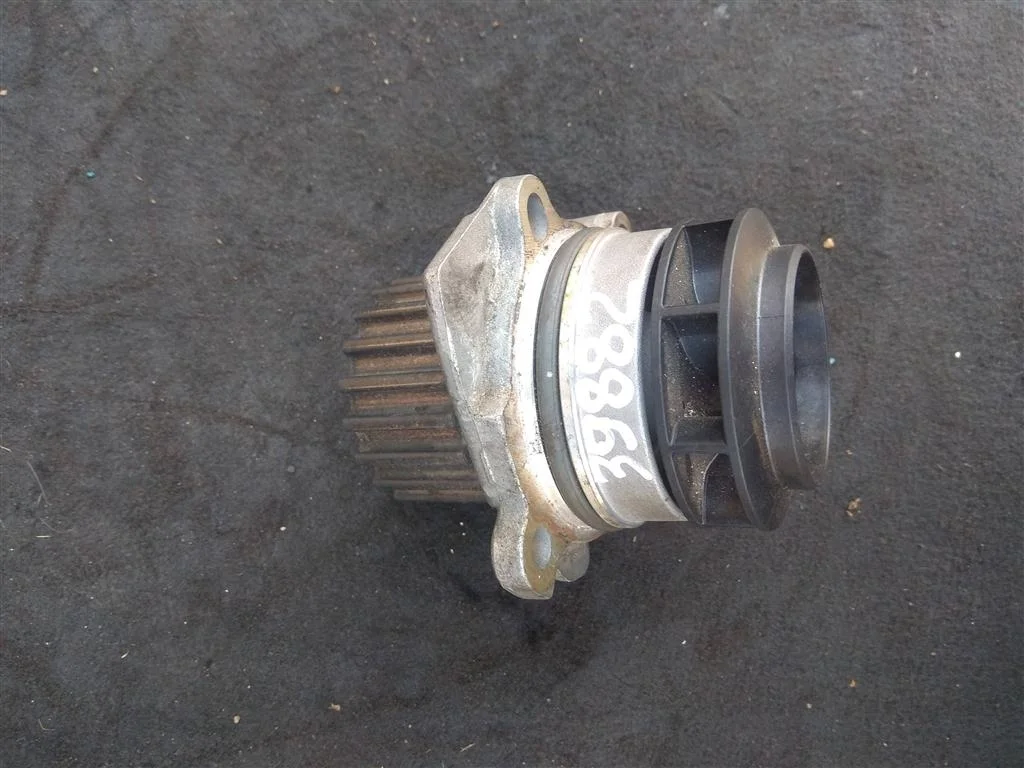 Помпа 03L121019  1.6 TDI Volkswagen