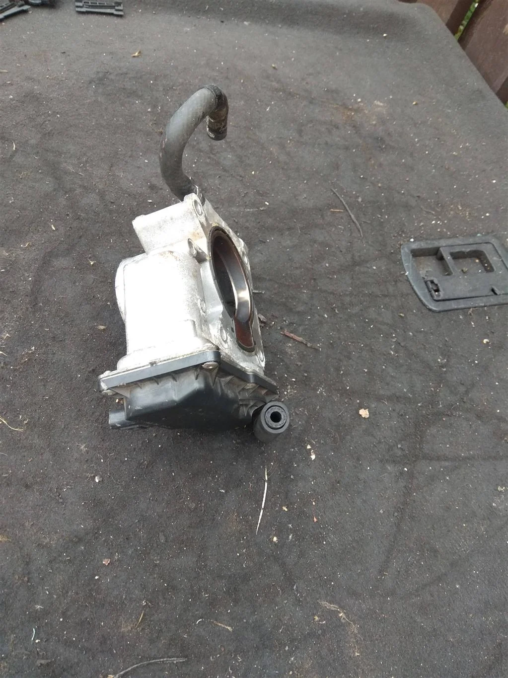 Заслонка дроссельная L3R413640  2.0 Бензин Mazda
