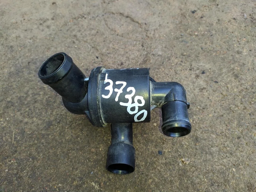 Корпус термостата 03L121111AB  2.0 TDI Volkswagen