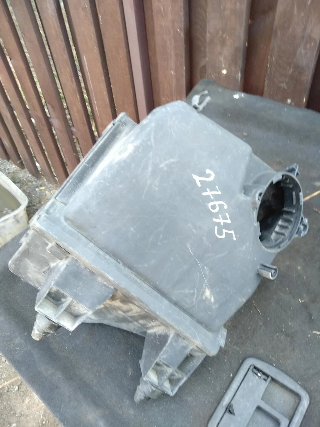 Корпус воздушного фильтра 4B0133837F  2.5 TDI Vol