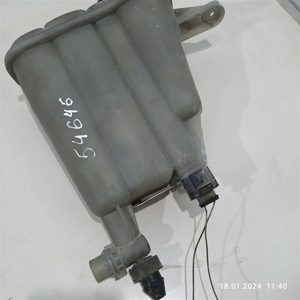 Бачок расширительный 8K0121405N  3.2 Бензин Audi