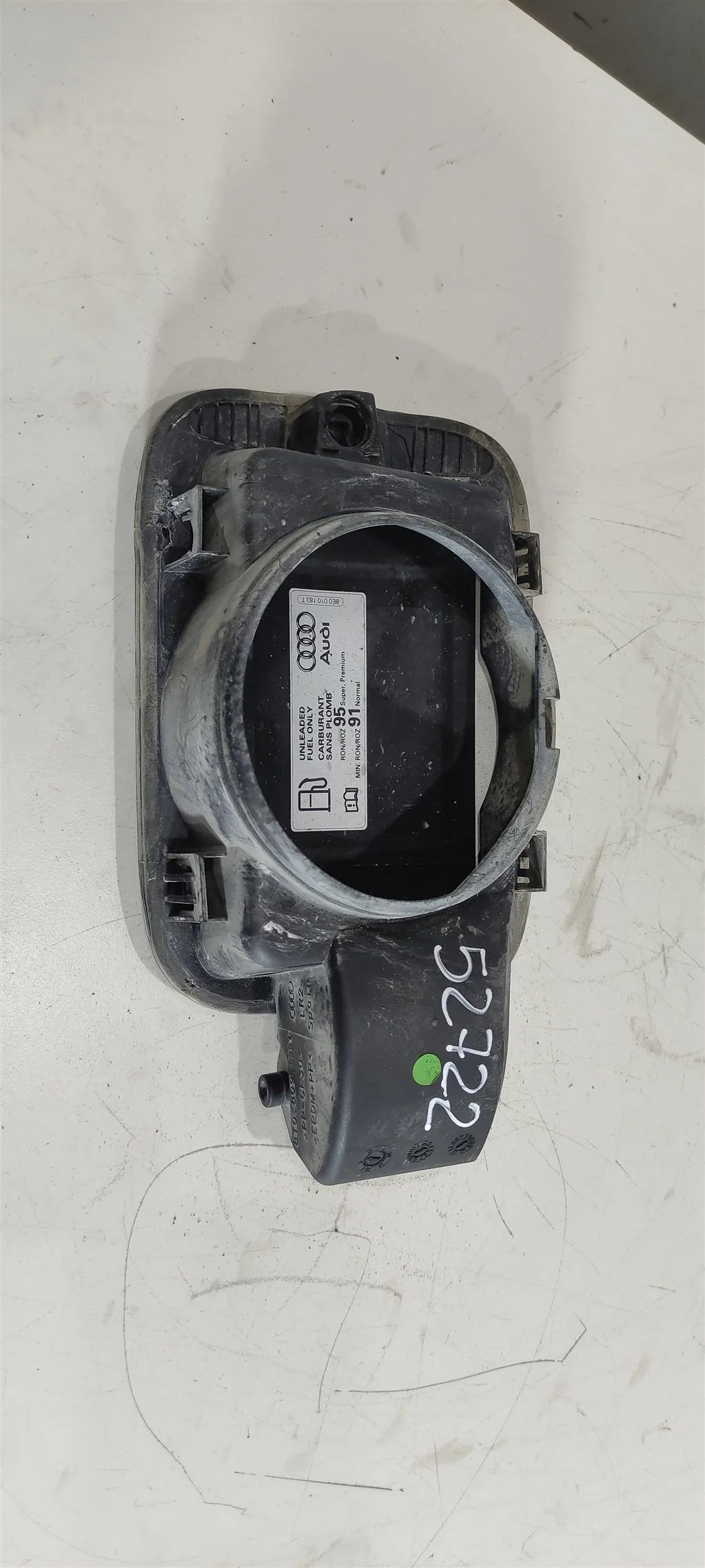 Лючок топливного бака 8T0809907  2.0 TSI Audi