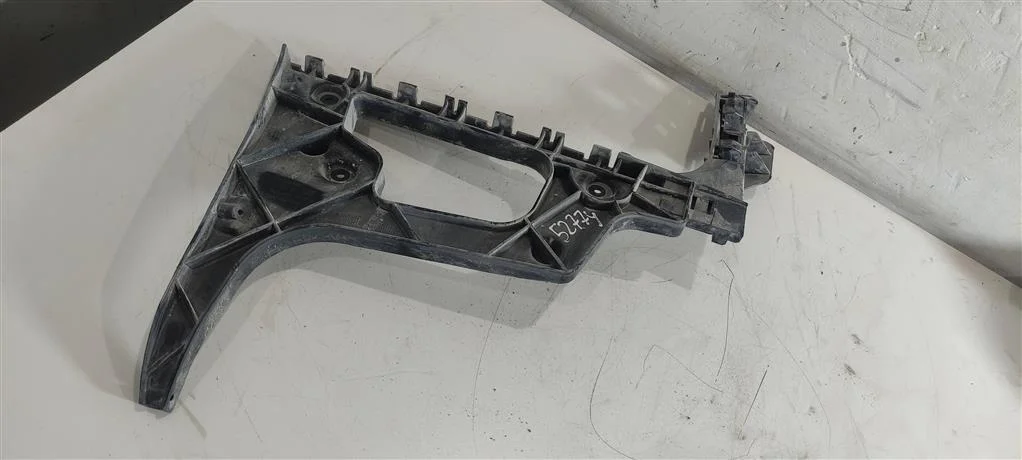 Кронштейн заднего бампера левый 8T0807453LH  2.0
