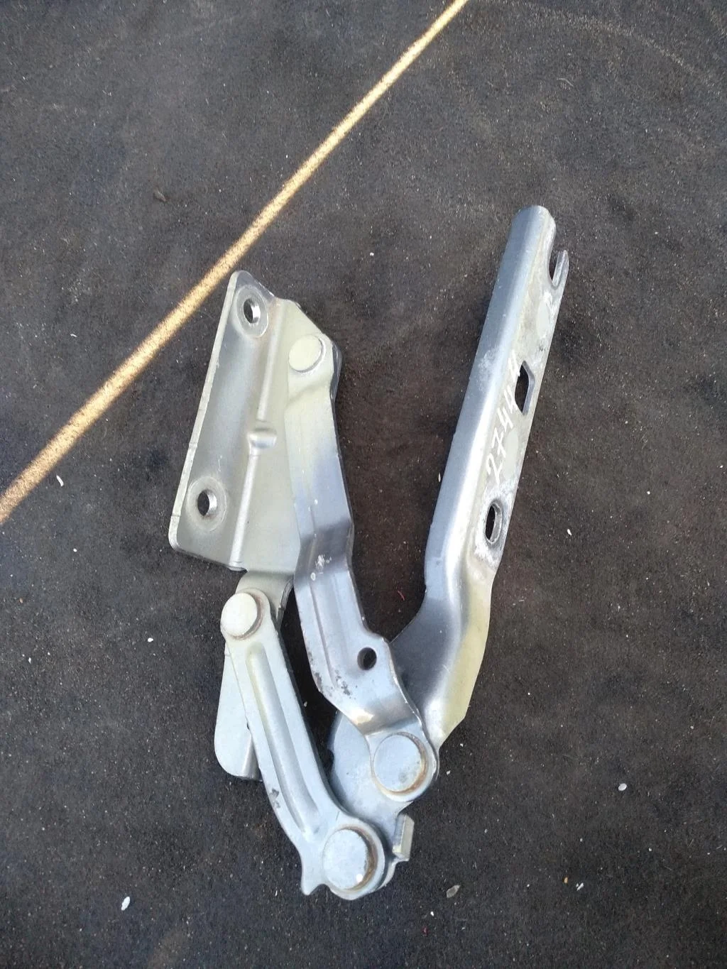 Петля капота левая 1K0823301C  2.0 Бензин Volkswa