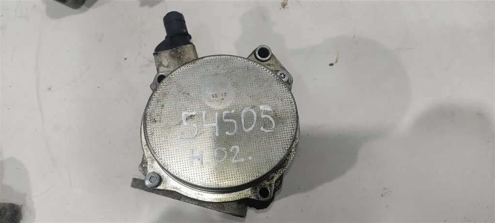 Насос вакуумный 06H145100AB  1.8 TFSI Skoda
