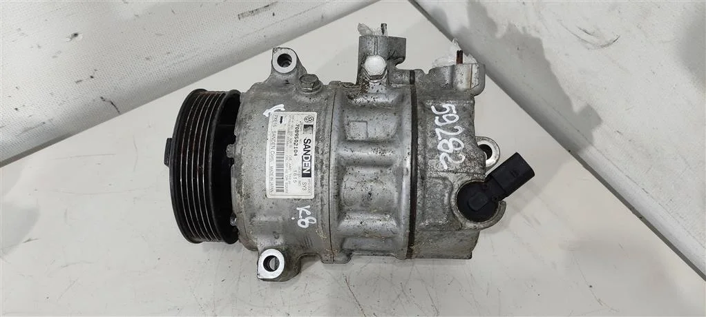 Компрессор кондиционера 1K0820808B  2.0 TDI Volks