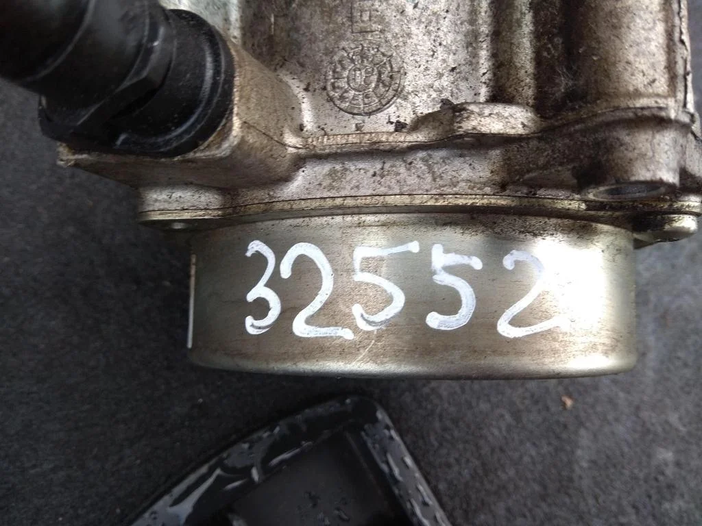Насос вакуумный 06H145100AB  1.8 TFSI Volkswagen
