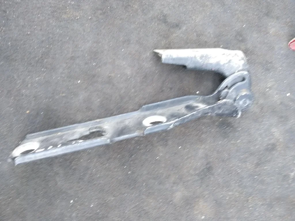 Петля капота левая 8E0823301E  2.0 Турбо бензин A