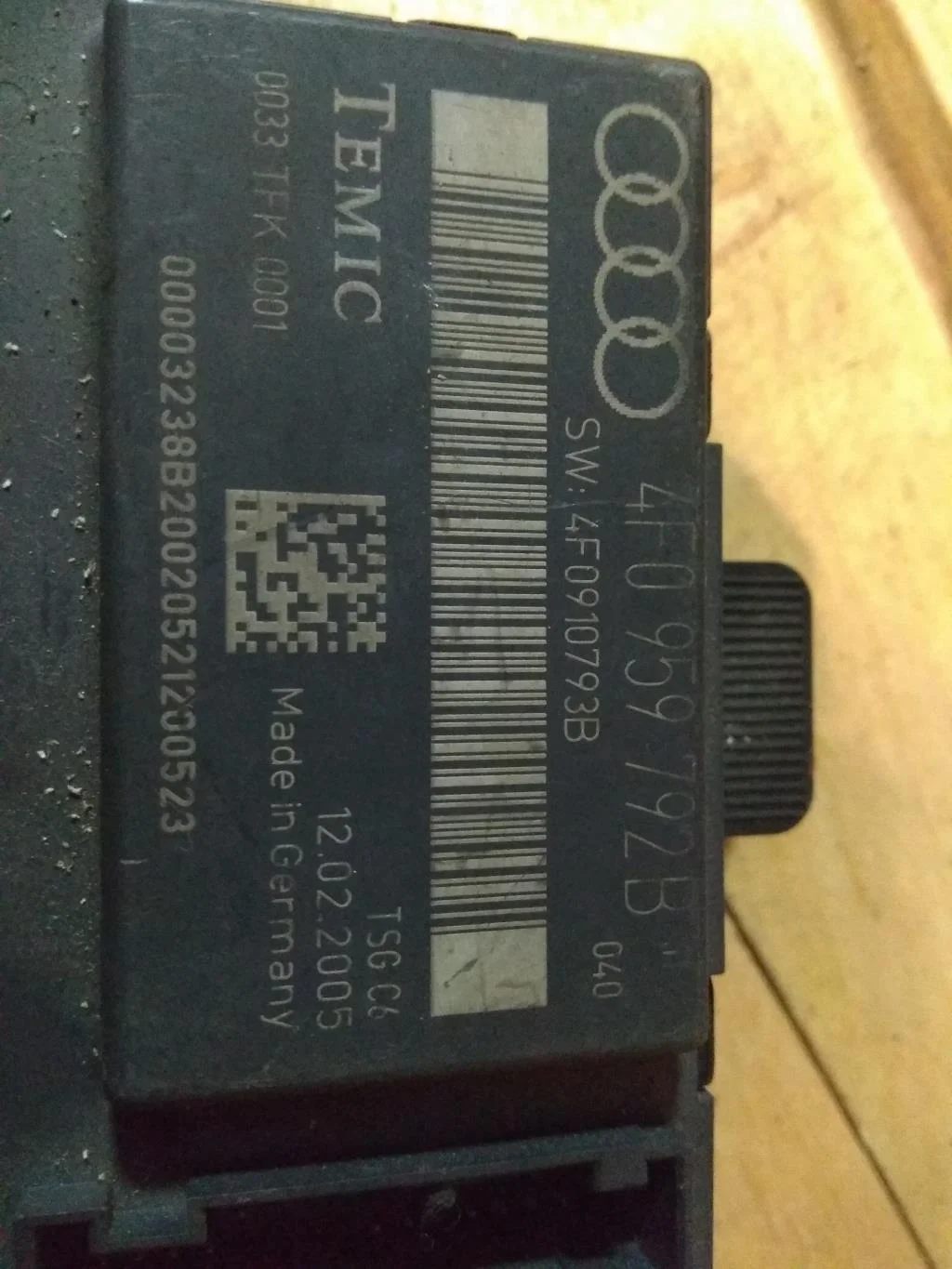 Блок управления двери передней правой 4F0959792B