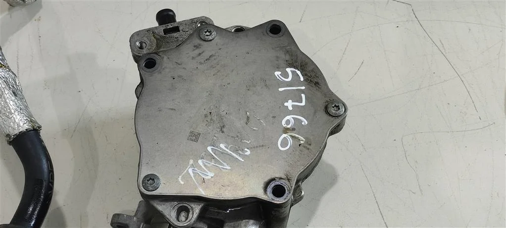 Насос вакуумный 06J145100C  2.0 TFSI Audi