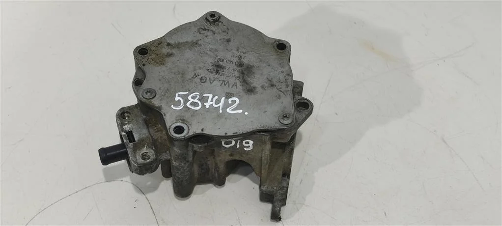 Насос вакуумный 06J145100C  2.0 TFSI Audi