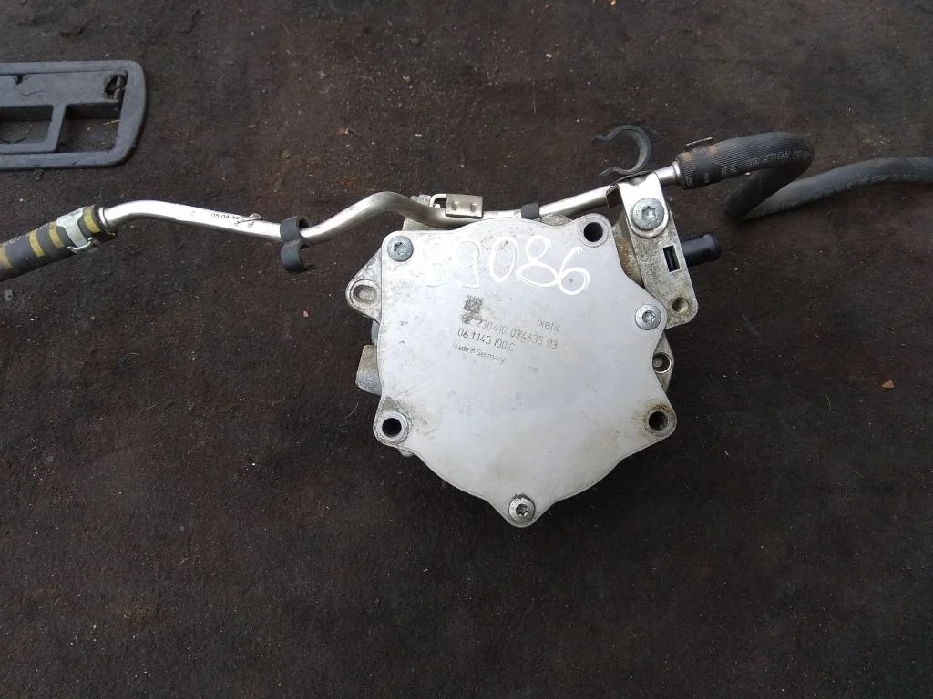 Насос вакуумный 06J145100C  2.0 TFSI Audi