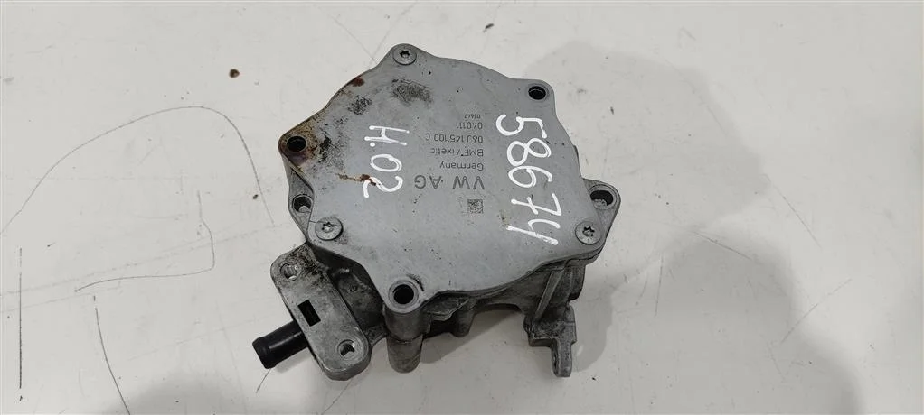Насос вакуумный 06J145100C  2.0 TFSI Audi