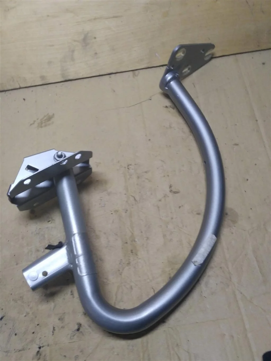 Петля крышки багажника правая 8K5827302J  2.0 TDI