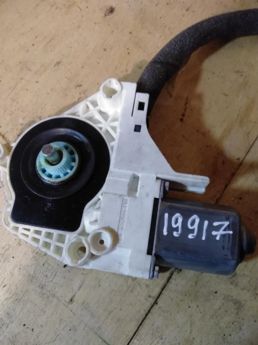 Моторчик стеклоподъемника задний правый 8K0959812