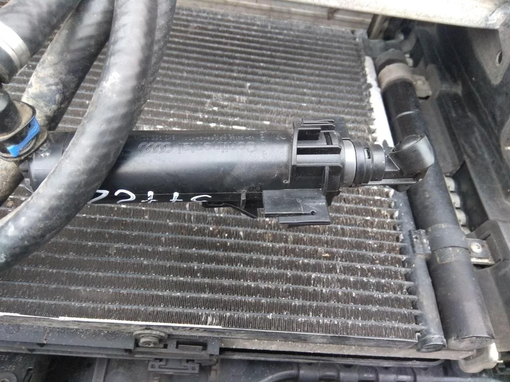 Форсунка омывателя 8K0955102B  2.0 TDI Audi