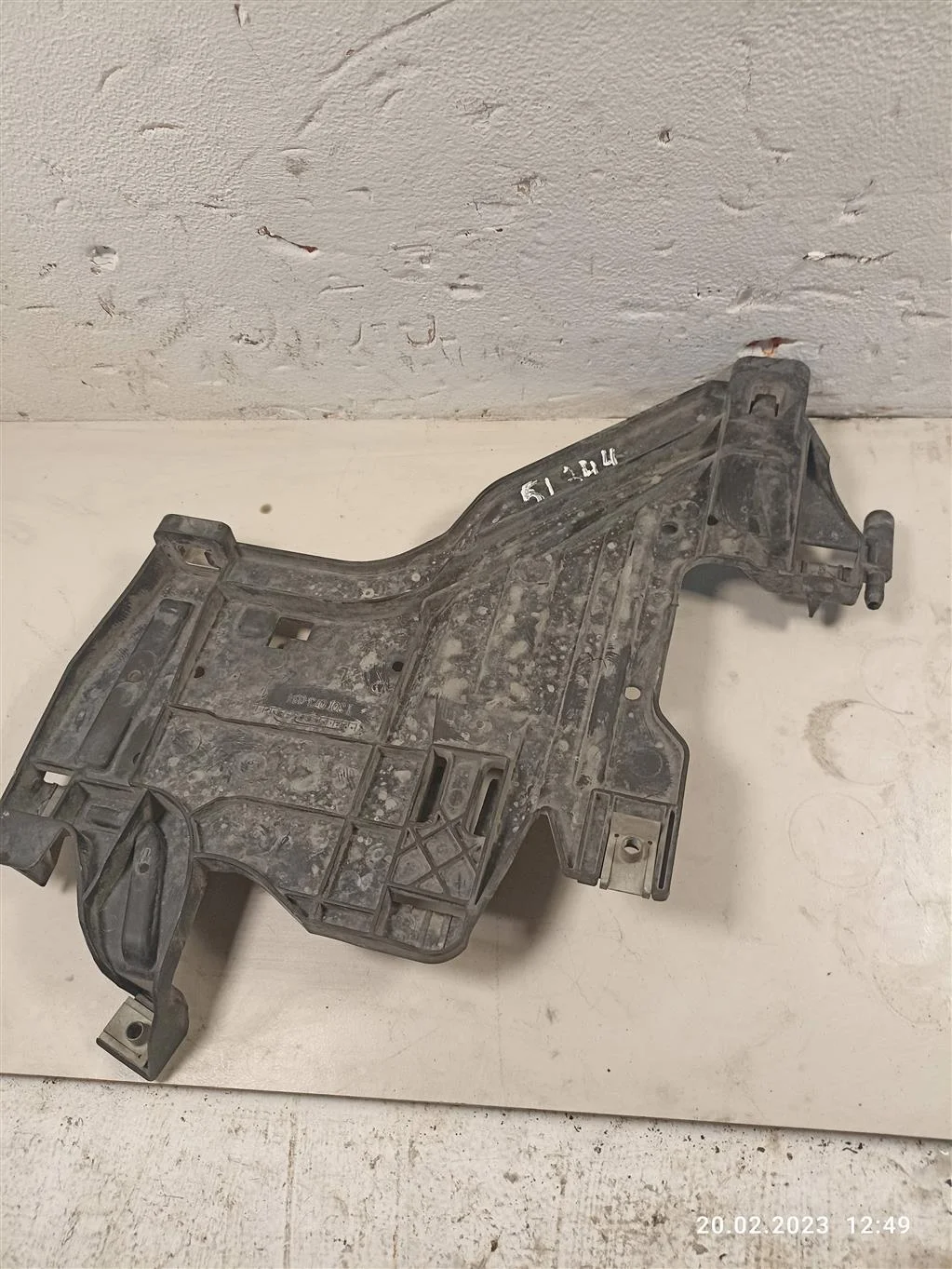 Крепление фары правой 8K0941454    Audi