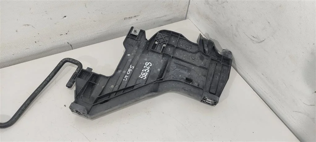 Крепление фары правой 8K0941454    Audi