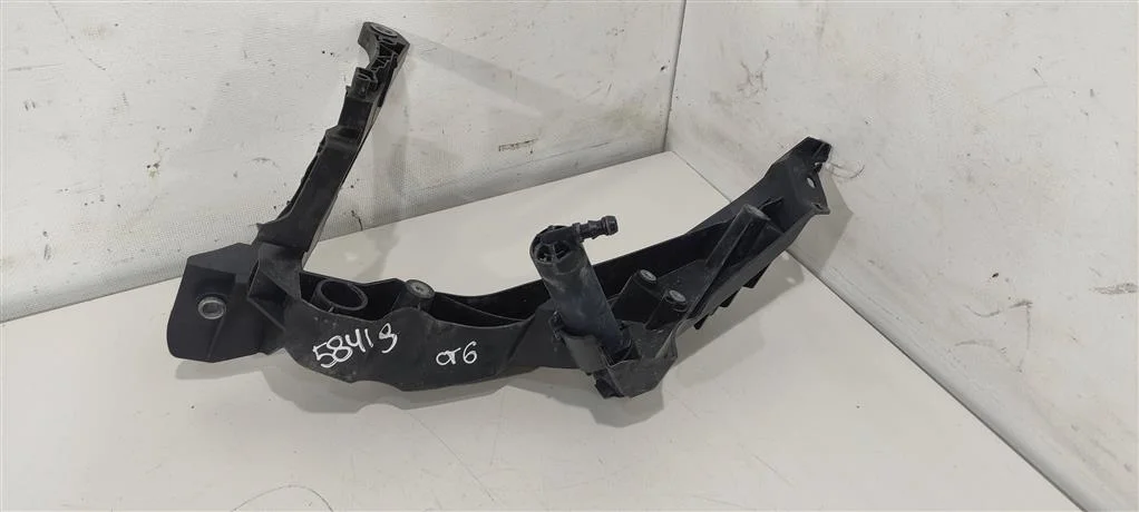 Крепление фары правой 8K0805608A    Audi