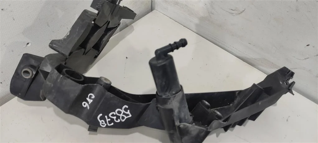 Крепление фары правой 8K0805608A  2.0 TFSI Audi
