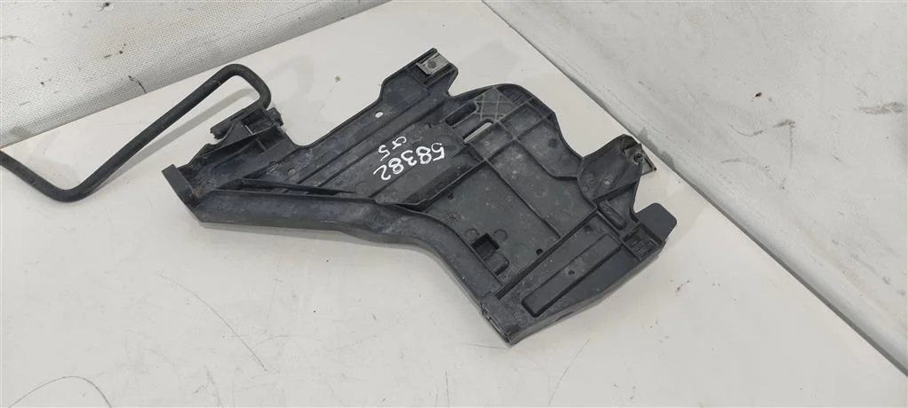 Крепление фары правой 8K0941454    Audi