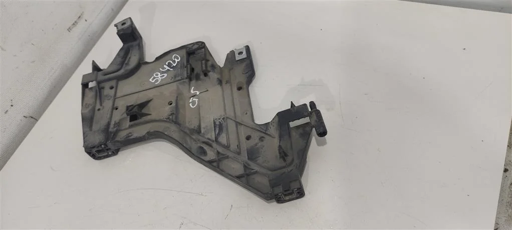 Крепление фары правой 8K0941454    Audi