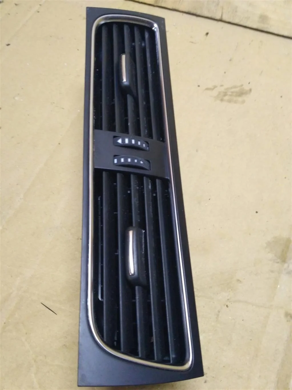 Дефлектор обдува салона 8T1820951C  2.0 TDI Audi