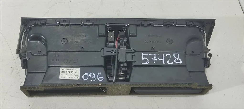 Дефлектор обдува салона 8T1820951C    Audi