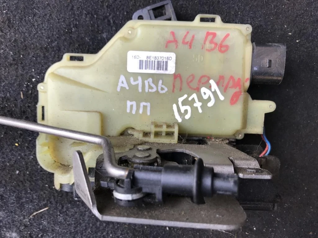 Замок двери передней правой 8E1837016D  1.9 TDI A