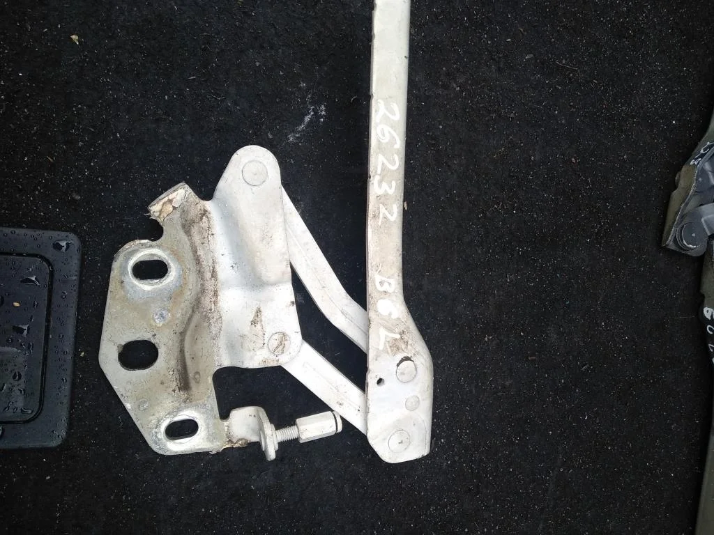 Петля капота левая 3C0823301D  2.0 Турбо бензин V