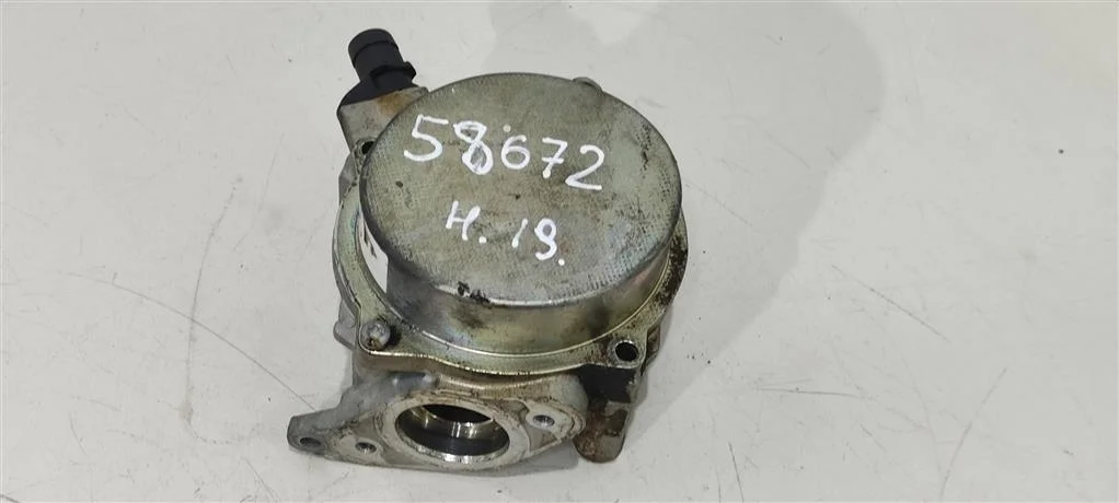 Насос вакуумный 06H145100AB  1.8 TFSI Volkswagen