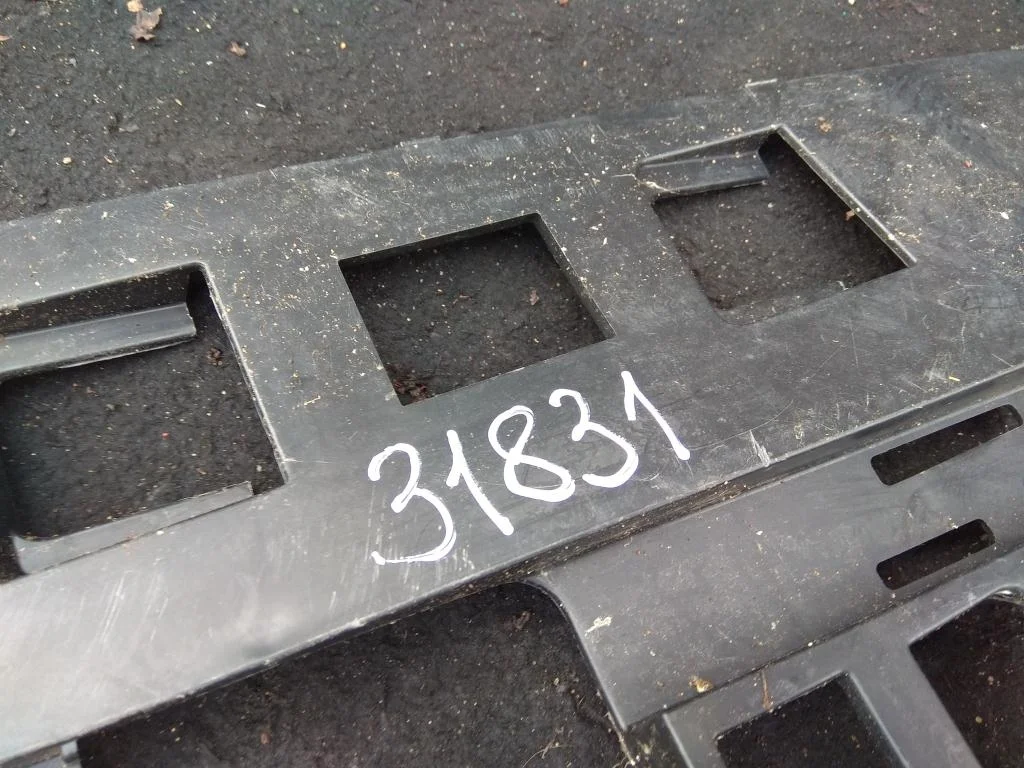 Направляющая заднего бампера правая 3C5807378  2.