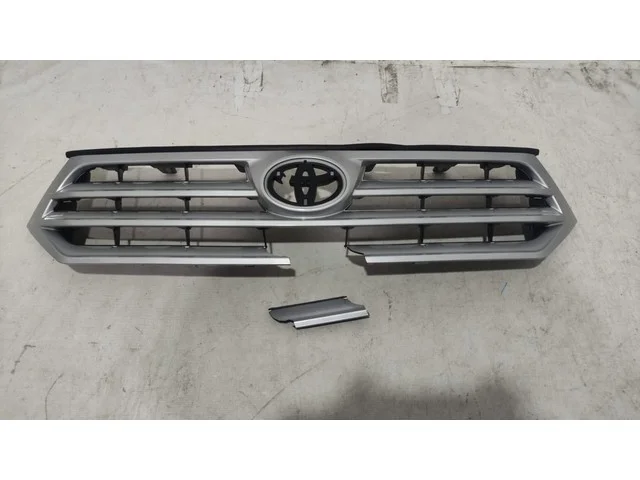Решетка радиатора Уценка 30% (скол) TOYOTA HIGHLANDER XU40 2010-2013
