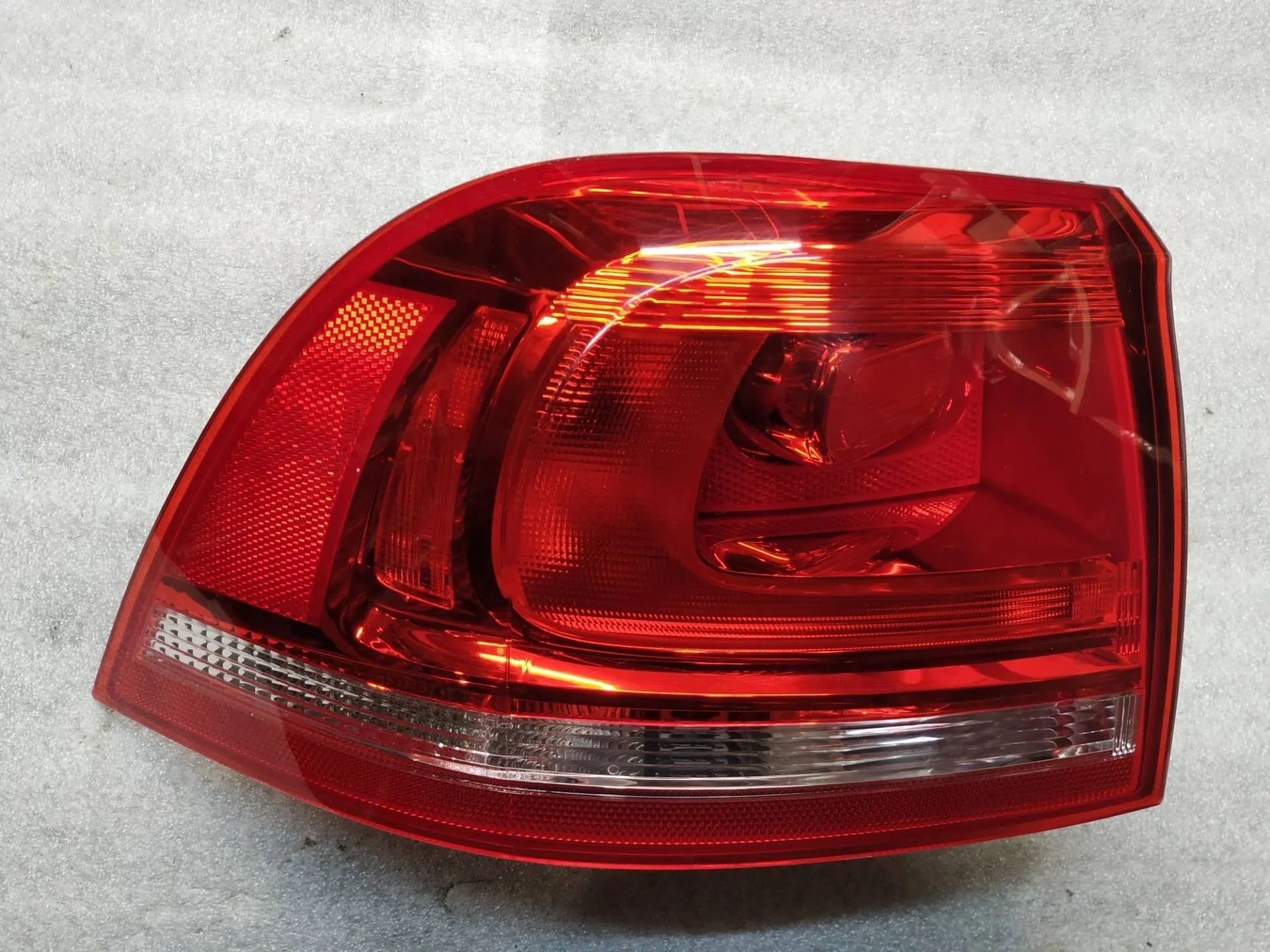 фонарь задний левый Volkswagen Touareg 7P6 2011