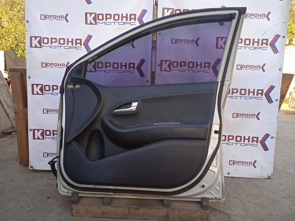 Дверь передняя правая Б/У потертости царапинки, мелкие вмятинки