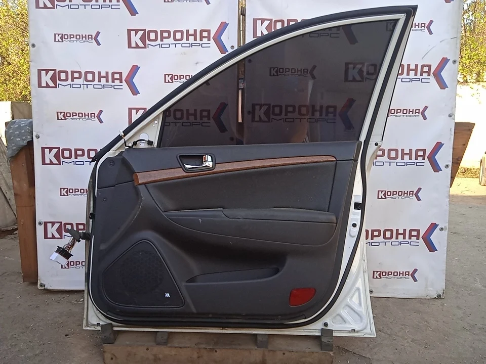 Дверь передняя правая Б/У потертости царапинки, мелкая вмятинка