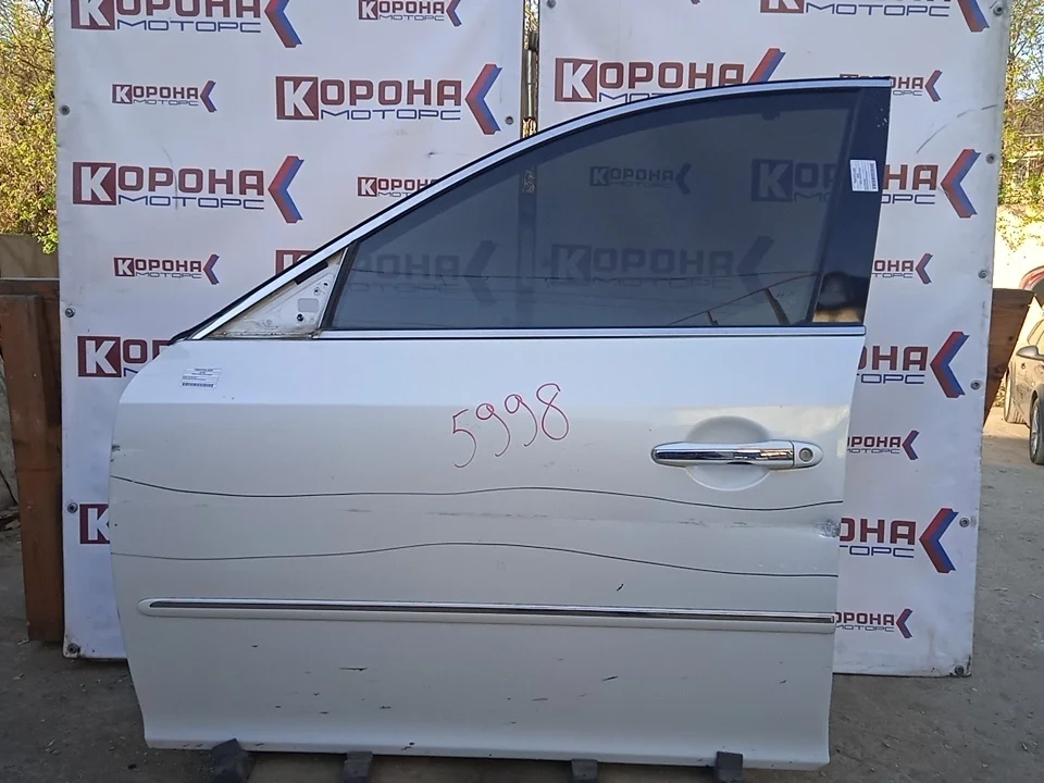 Дверь передняя левая Б/У глубокая вмятина вдоль всей двери