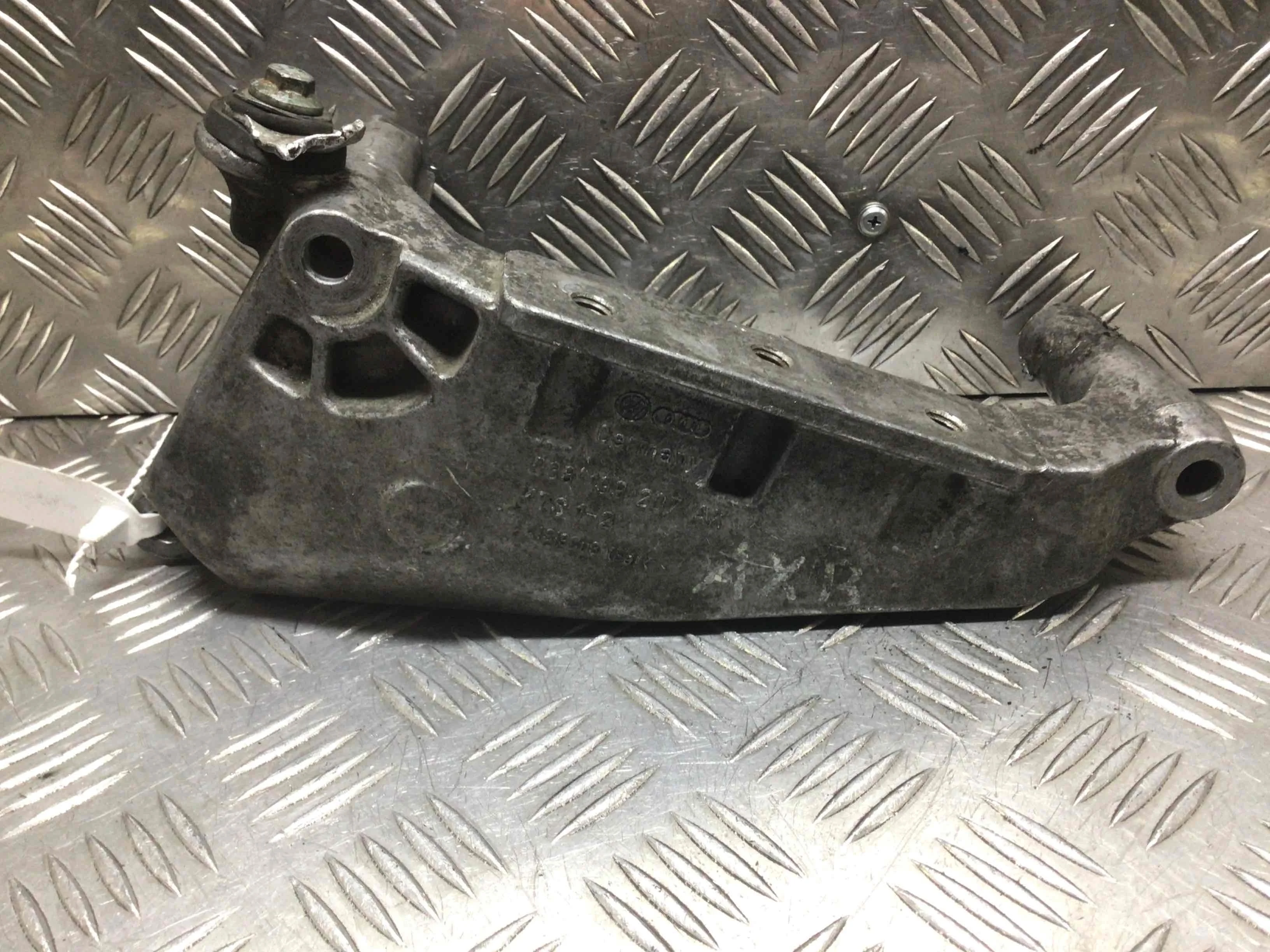 Кронштейн двигателя Volkswagen Transporter T5 2003 - 2009 дизель 1.9 TDI Механика Грузовой