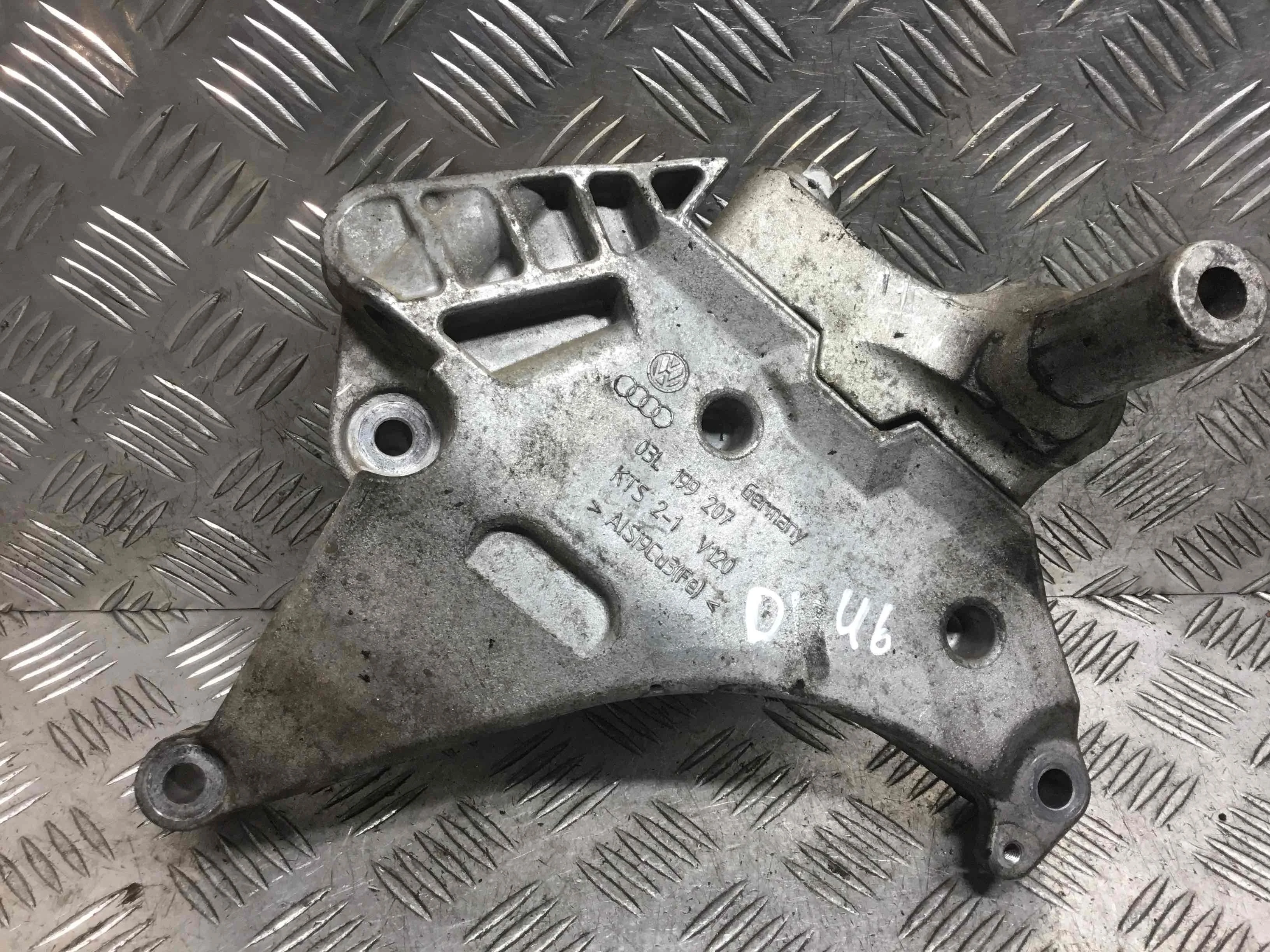 Кронштейн двигателя Volkswagen Golf 5 поколение (2004-2009) дизель 2.0 TDI DSG Х/б