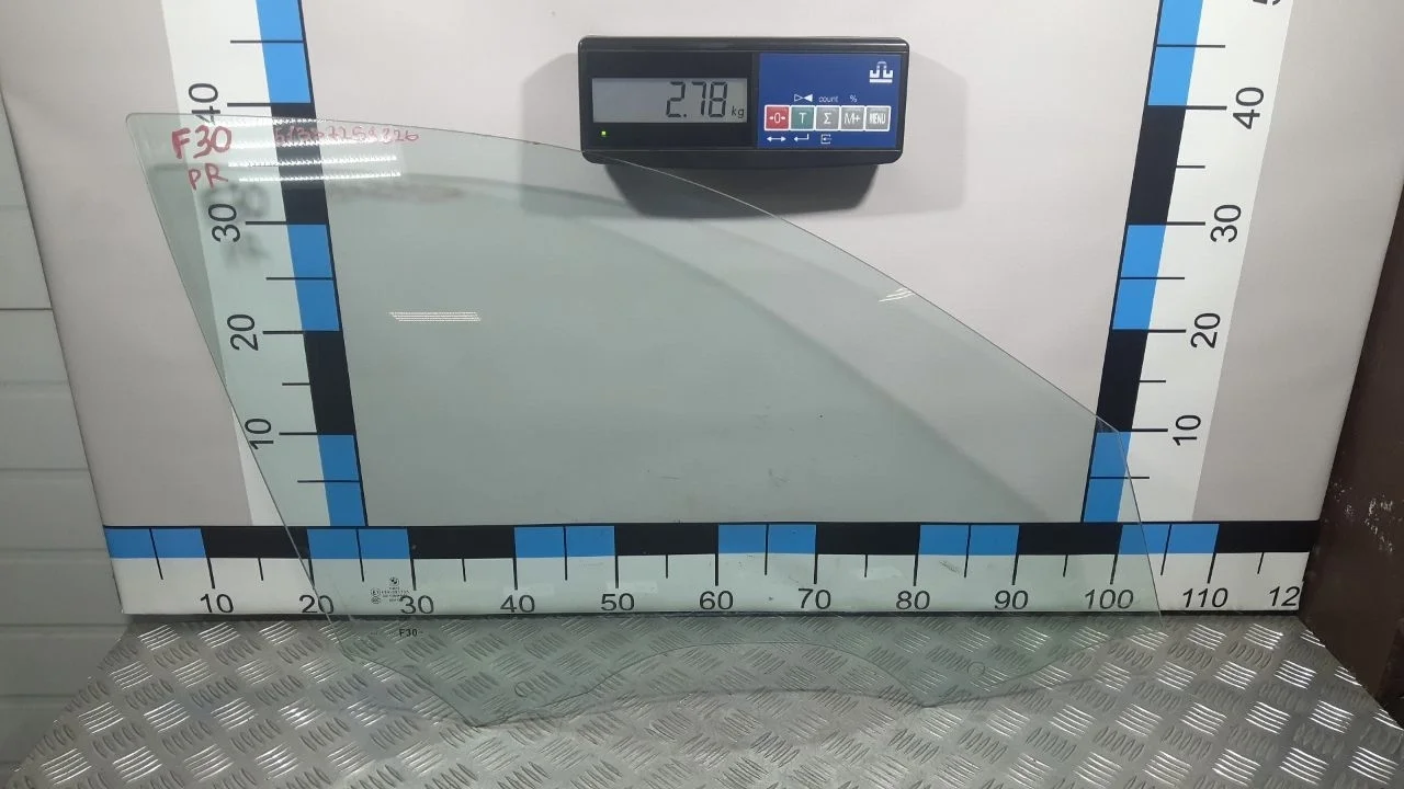 [Б/У] Стекло двери передней правой F30/F31/F80 - Мелкие царапинки [ХОРОШЕЕ] [Код: 00372172 ]
