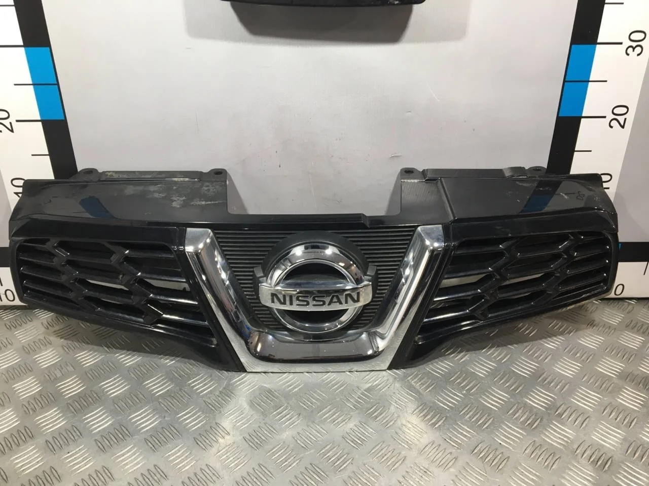 [Б/У] Решетка радиатора Nissan Qashqai - (Состояние: в сборе 62313-BR00A молдинг, 62890-JD000 эмблема) [ХОРОШЕЕ] [Код: 00600402 ]
