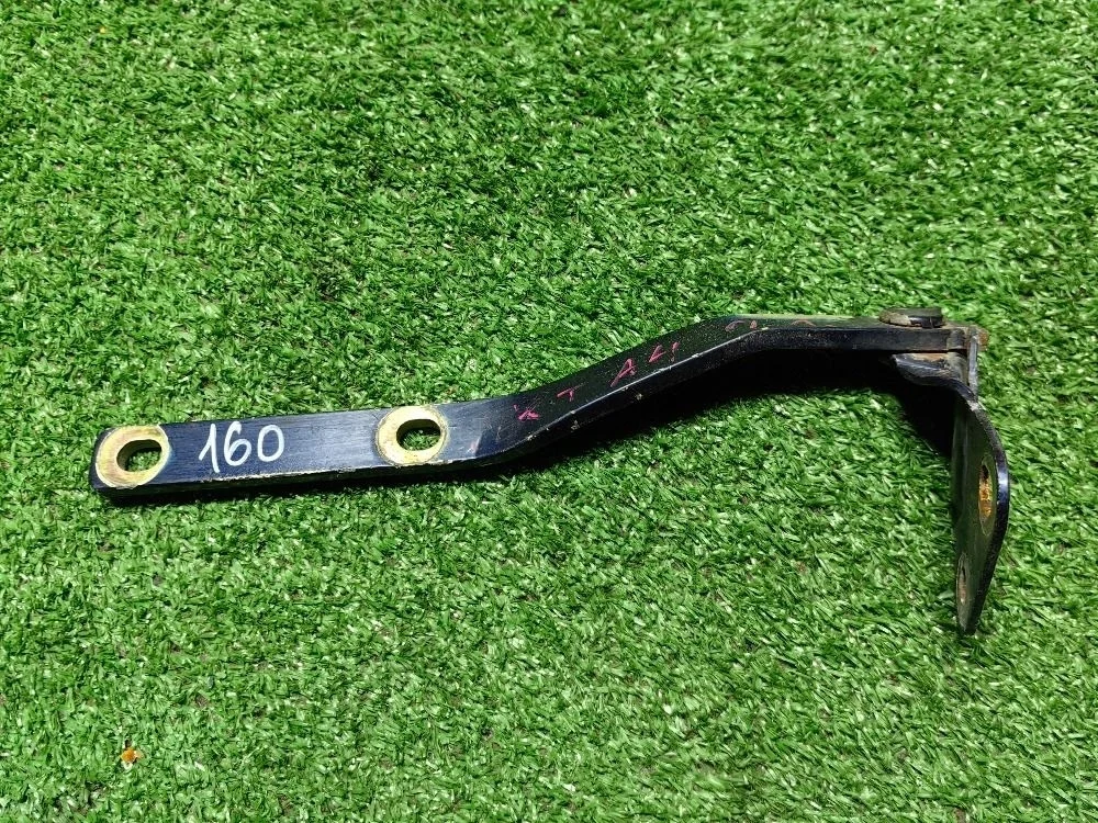 Петля капота левая Skoda Octavia