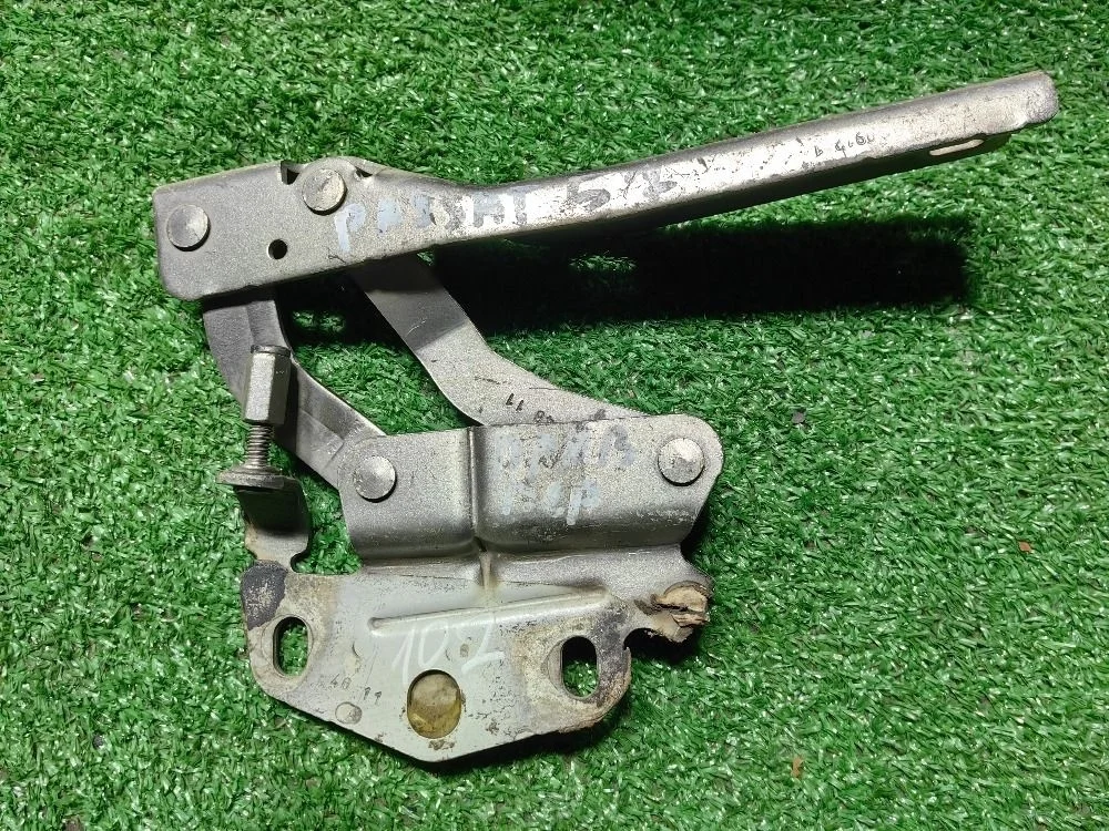 Петля капота правая Volkswagen Passat B7