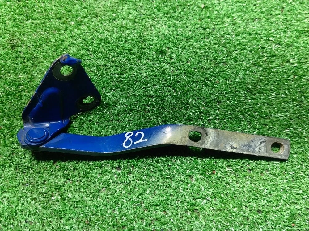 Петля капота правая Skoda Octavia