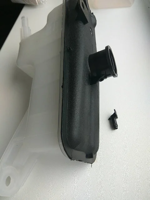Бачок расширительный Уценка 10% (сломан штуцер) TOYOTA RAV4 XA30 2006-2008, RAV4 XA30 2008-2010, LEXUS NX 200/200T/300H Z10 2014-2017
