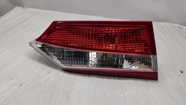 Фонарь задний левый внутренний Уценка 30% (трещина) TOYOTA COROLLA E170 / E180 2013-2016